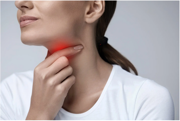 Ho do viêm họng thường kèm theo cảm giác đau rát cổ họng, khô họng có thể khản tiếng