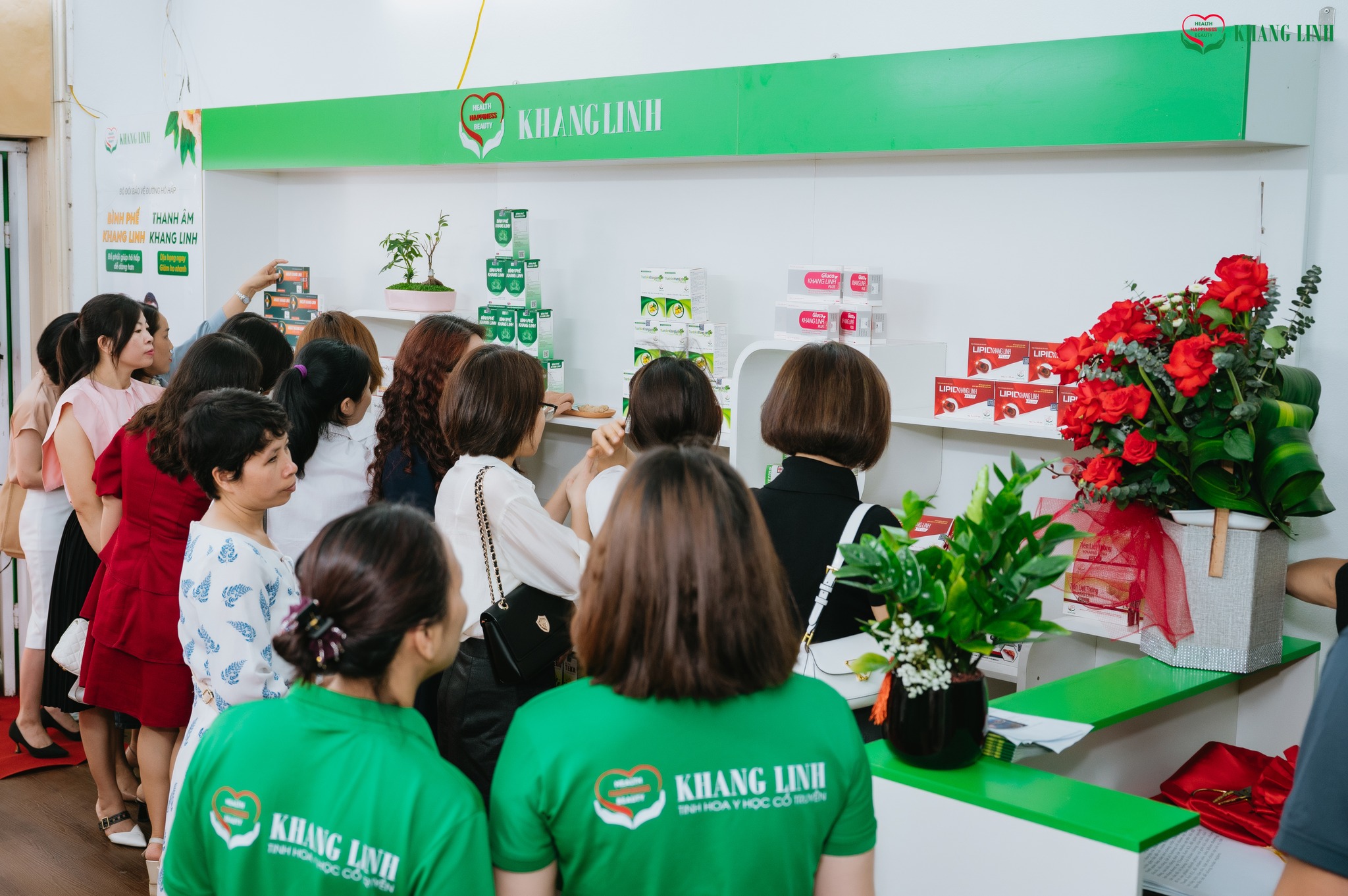 Sự tham gia của ban lãnh đạo, các chuyên gia đầu ngành và đối tác phân phối của công ty 