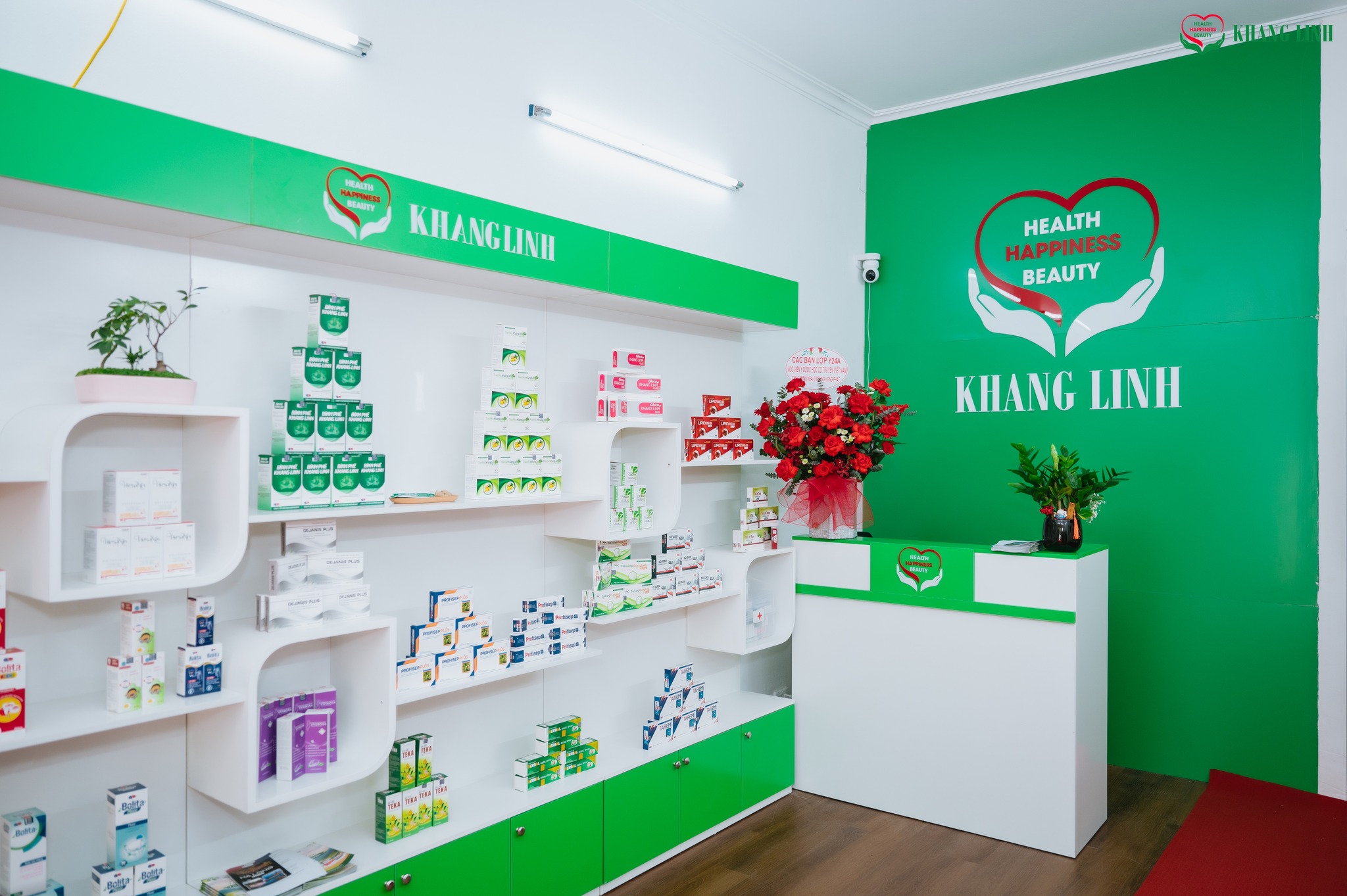 Không gian phòng trưng bày mang màu xanh chủ đạo của Khang Linh 