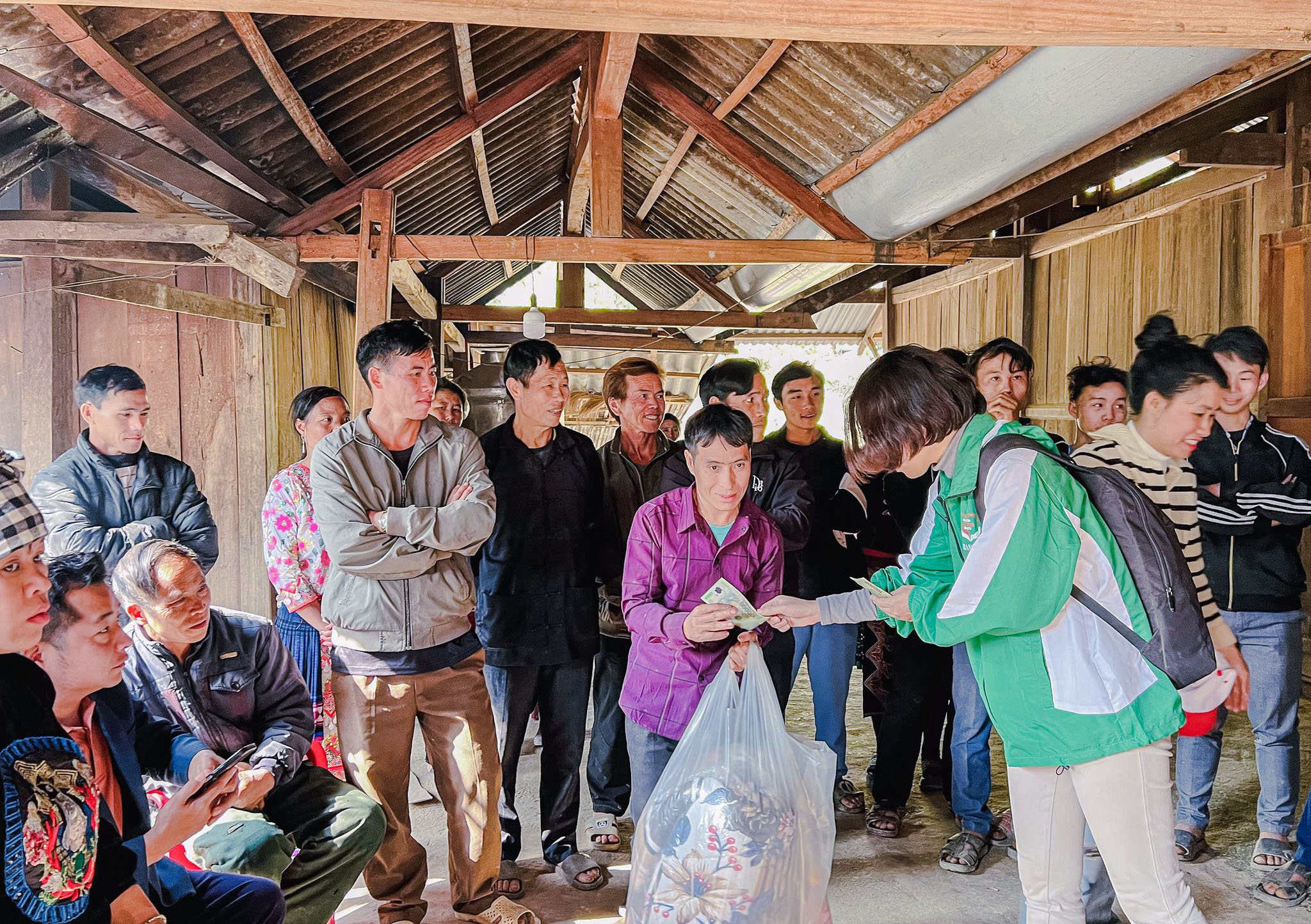 Bà con chào đón đoàn bằng những nụ cười vui vẻ, ánh mắt thân thương gần gũi