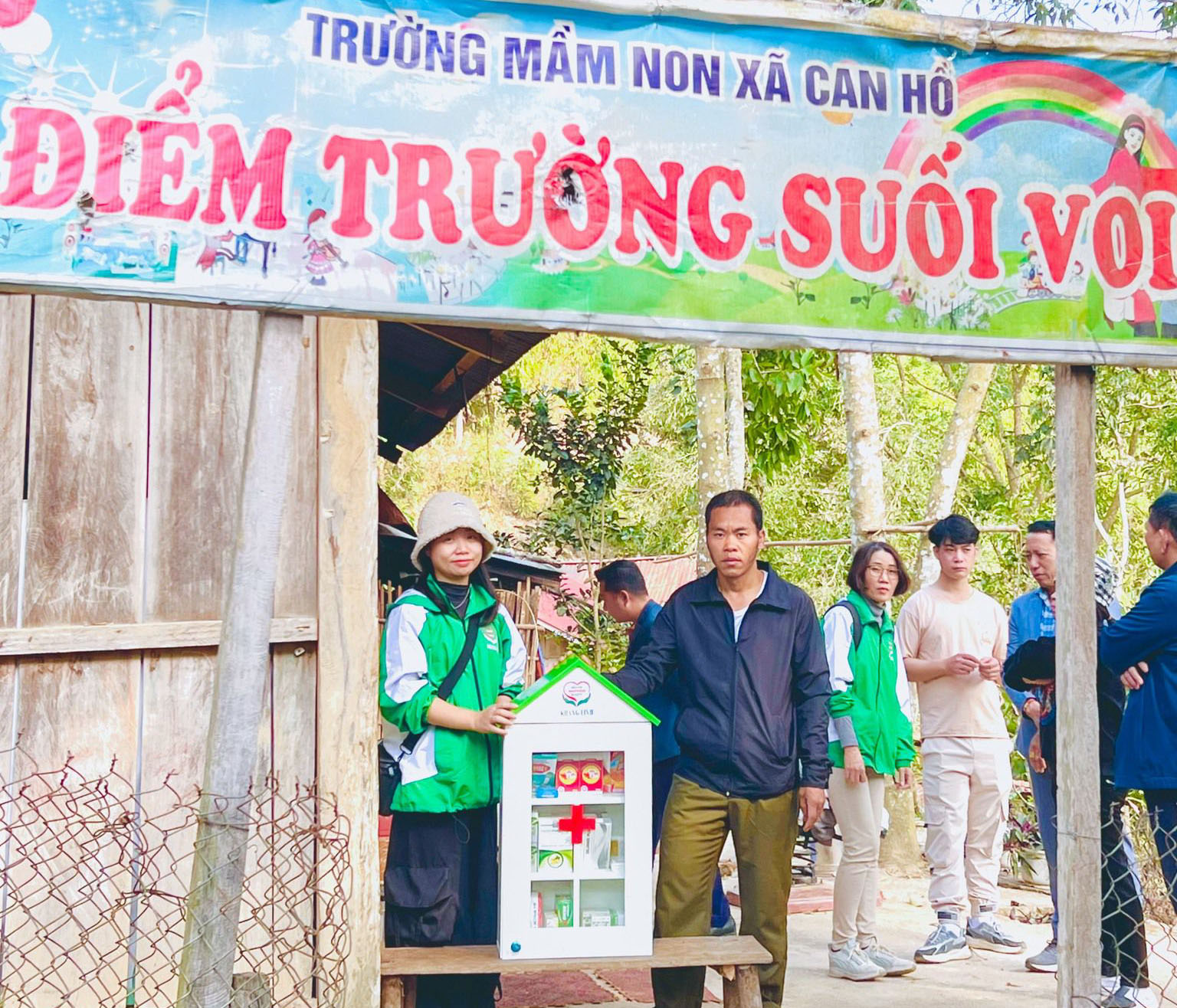 Nhãn hàng Khang Linh gửi tặng tủ thuốc thiết yếu đến điểm trường mầm non